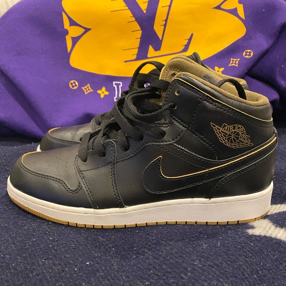 jordan 1 retro mid black metallic gold